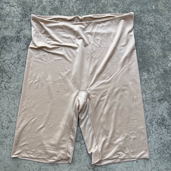SPANX Plus Size Mid-Thigh Short size 3X preloved shapewear holiday Christmas - Picture 1 of 4